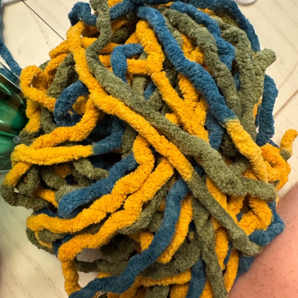 ISO Bernat Blanket Yarn in Forest Walk Super Bulky - Picture 1 of 4